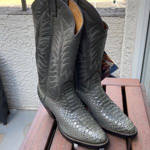 Nocona Vintage Snake Women’s Western Boots. Size 6 1/2. Color Gray.